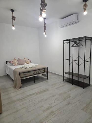 a room with a bed and a bench in a room at La Rocina in Sanlúcar de Barrameda