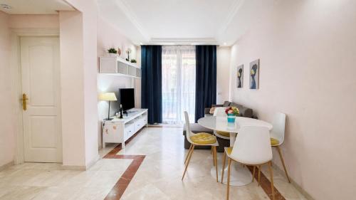 Two-room apartment in Elviria NEAR THE BEACH with parking