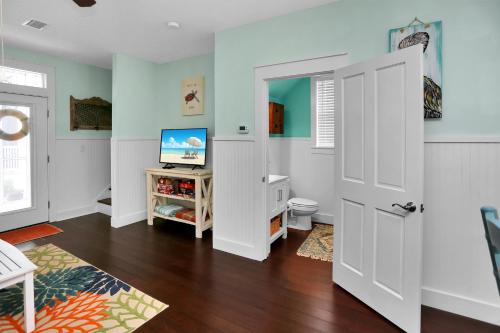 a bathroom with a toilet and a television in a room at Barefoot Cottage D133 - Beachy Keen by Pristine Properties Vacation Rentals in Highland View