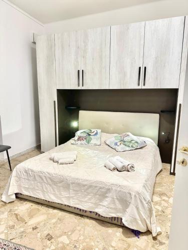 a bedroom with a bed with two towels on it at A DUE PASSI da BARI - La Casa della Nonna al 39 in Noicattaro
