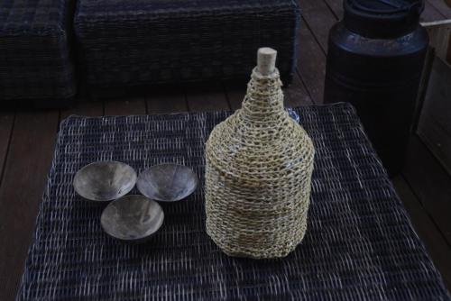 a vase sitting on a wicker table next to some tarnished metals at Dolce Casetta in Faenza