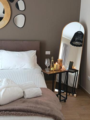 a bedroom with a bed and a table with a mirror at Ciatu Miu Spa Suite Gambino in Carini