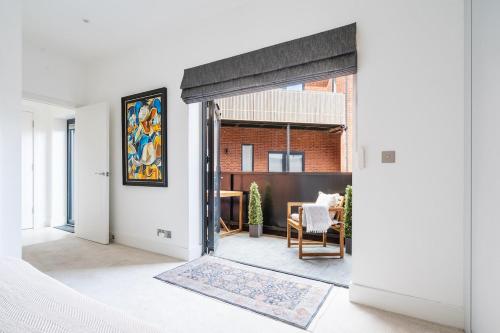 an open living room with a view of a dining room at Stylish 2BR Flat by Richmond Park in Kingston upon Thames