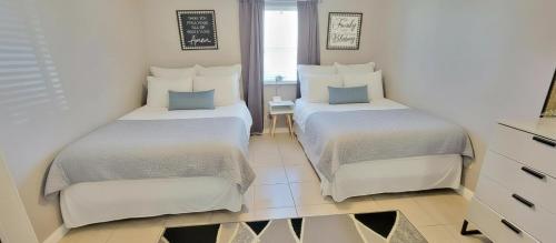 a bedroom with two beds and a window at Comfy 1BR Apartment - Ideal for Traveling Nurses & Professionals in Gainesville