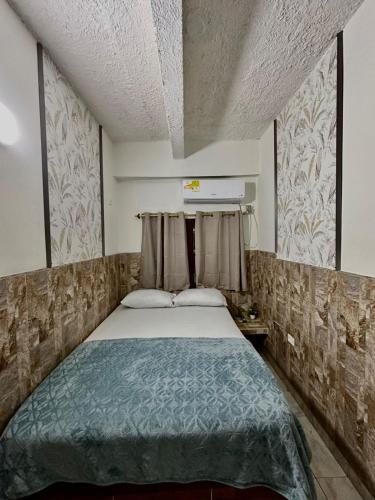 a bedroom with a bed in a room at LUA origenes Alojamiento FIRST FLOOR in Santa Marta