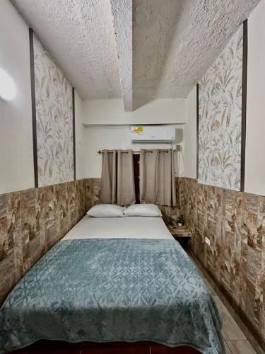a bedroom with a large bed in a room at LUA origenes Alojamiento FIRST FLOOR in Santa Marta