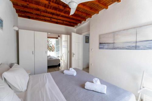 Magical Ornos! Beach House!Beach 1' walk-Mykonos town 2km