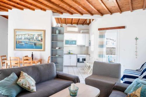 Magical Ornos! Beach House!Beach 1' walk-Mykonos town 2km