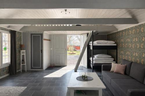 a living room with a couch and a bunk bed at Ateljé Sjögatan in Gränna