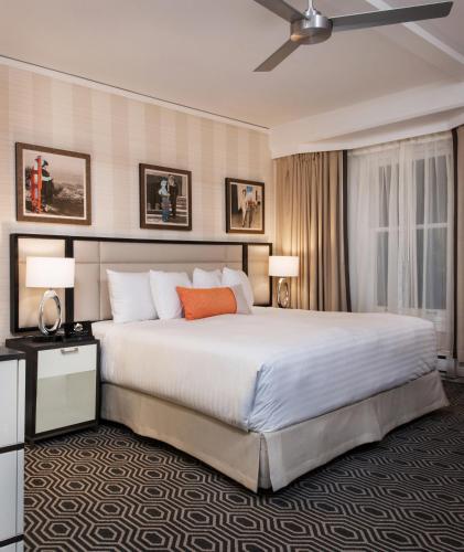 Una habitación de hotel con una cama grande y dos lámparas. en Inn at Union Square, en San Francisco