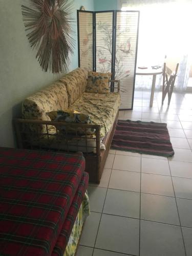 a living room with a couch and a table at casa del pescatore in San-Nicolao