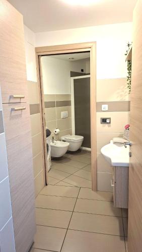 ein Badezimmer mit zwei Waschbecken und zwei Toiletten in der Unterkunft La trifula bianca apts. in Alba