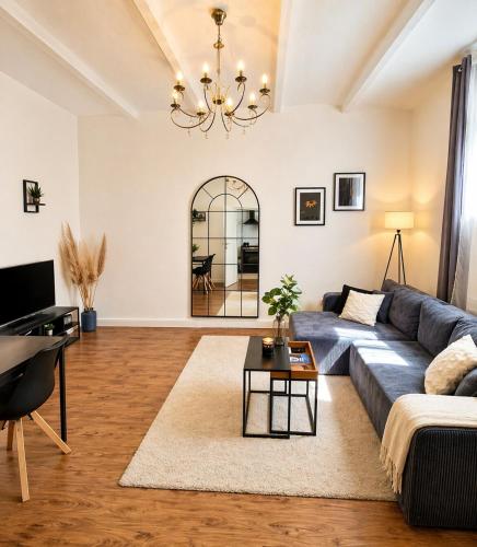 Urban Hideaway - Stylish Downtown Apartment