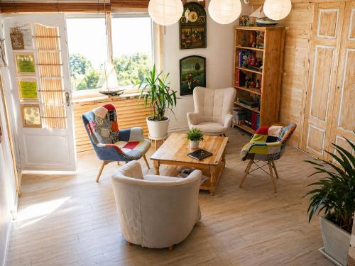 a living room with chairs and a table at Un coin de paradis in Oullins