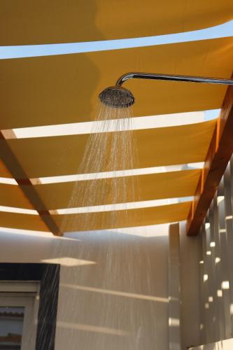 a stream of water is being sprayed on a ceiling at Páteo da Chica in Cano