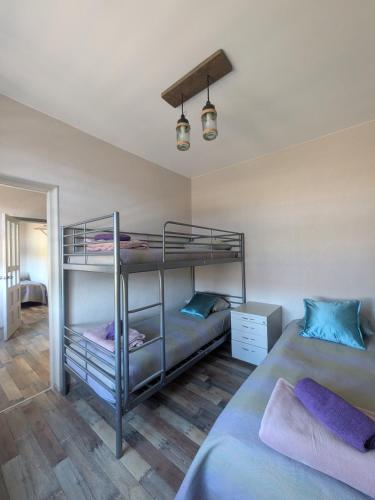 two bunk beds in a room with two beds at Gala Kambaris in Myza Bene