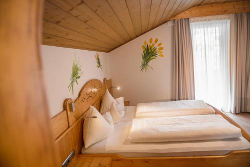 a bedroom with two beds in a room at Hotel Rochushof in Schenna