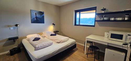 pokój z łóżkiem i biurkiem z komputerem w obiekcie Relaxing accomodation w mieście Tau