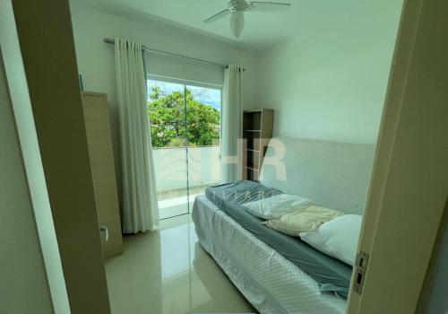 a bedroom with a bed and a window at SUNSHINE THE ONE CAIOBÁ com ar condicionado NAO DISPONIBILIZAMOS roupas de cama e banho in Matinhos