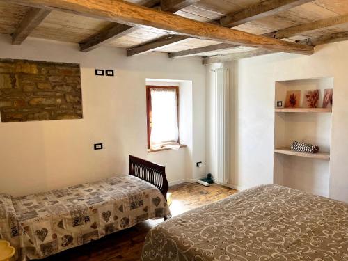 ein Schlafzimmer mit zwei Betten und einem Fenster in der Unterkunft BeB Le Masere in Madonna di Fornelli