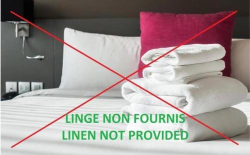 a pile of towels sitting on top of a bed at Camping Les Aubazines in Bort-les-Orgues