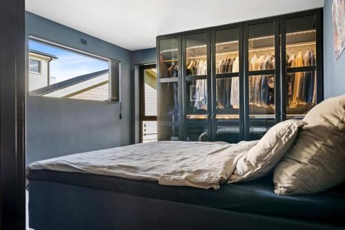 a bedroom with a bed and a large window at Moderne hus midt i Lofoten in Ballstad