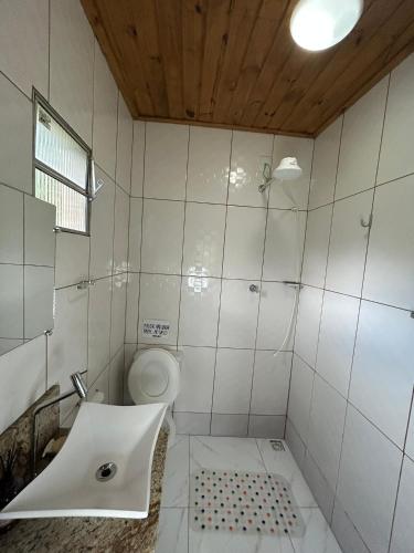 a bathroom with a sink and a toilet at Casa com 2 suítes em Lavras Novas in Ouro Preto