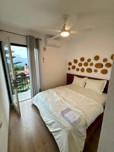 a bedroom with a bed and a ceiling fan at villa Elfame Lokon in Tomohon