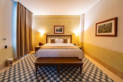 a hotel room with a bed and a window at Hotel Emperador Orizaba in Orizaba