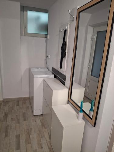 a bathroom with a mirror and a sink at Ultracentral STUDIO Koket in Arad