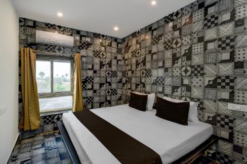a bedroom with a bed and a wall covered in tiles at Hotel O Dream Vegas in Hyderabad