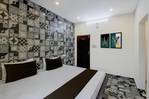 a bedroom with a bed and a wall with a picture at Hotel O Dream Vegas in Hyderabad