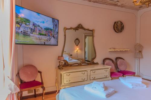a bedroom with a dresser and a mirror at Appartamento Splendore in Bellagio