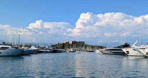 La Perle d'Antibes beach and port 300 m away