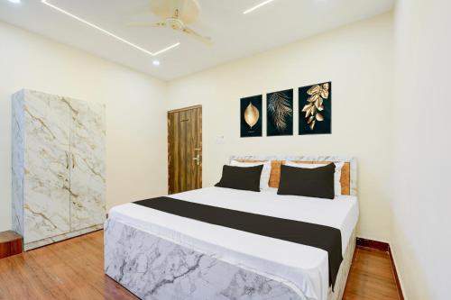 a bedroom with a large bed in a room at Hotel O Swarg Paradise Inn in Rānchī