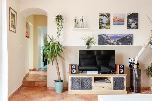 Villa on a 1,000 m plot, swimming pool, air condi