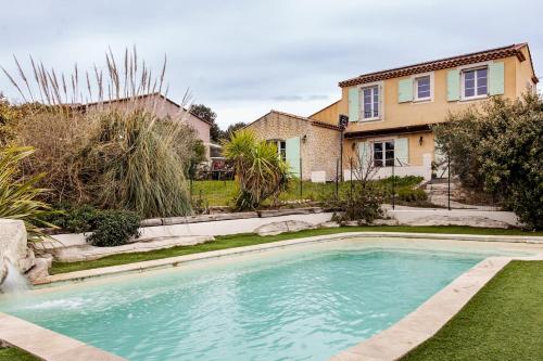 Villa on a 1,000 m plot, swimming pool, air condi