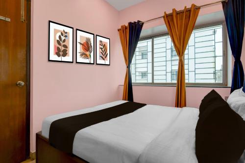 a bedroom with a bed and a window at Hotel O Newtown worldstay in Thākurdwari