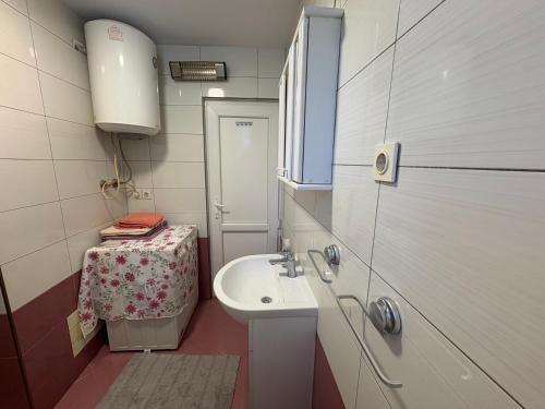 a small white bathroom with a sink and a sink at Al Centro in Peje