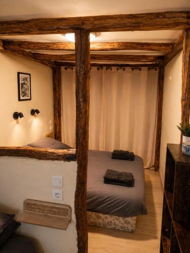 a bedroom with two beds in a room with at Le logis Bressan-cosy-clim in Coligny