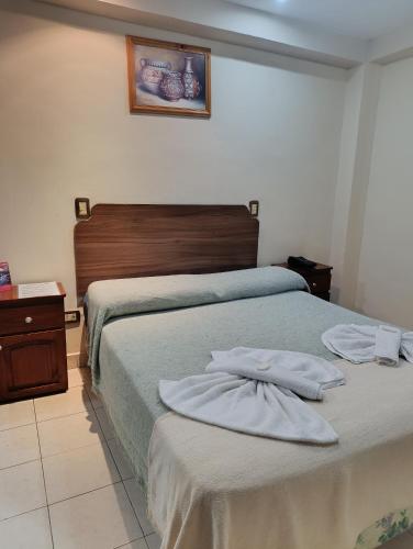 two beds in a hotel room with towels on them at Hotel Ke Kuul in Salta