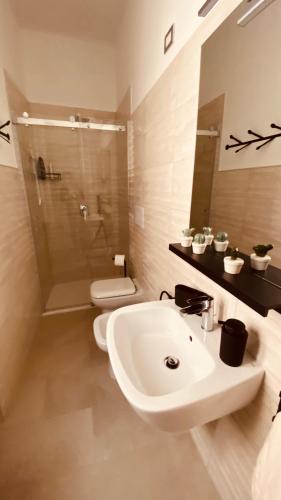 a bathroom with a sink and a shower and a toilet at Il Campanile 2 in Fondi