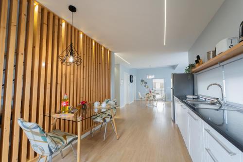 a kitchen and dining room with a table and chairs at Nascer Do Sol Retreat Villa in Conceição