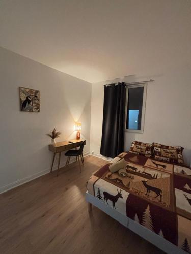 a bedroom with a bed and a desk in it at Studio cosy proche transports in Aulnay-sous-Bois