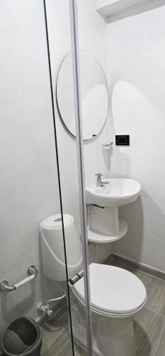 a bathroom with a toilet and a sink at Tierra Dulce - Casa Turística in Villeta