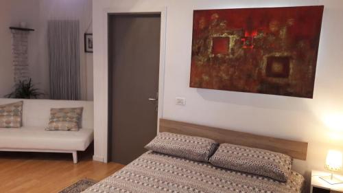 a living room with a couch and a painting on the wall at venice la pergola n 3 in Spinea