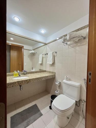 a bathroom with a toilet and a sink at Flat 609 - Comfort Hotel Taguatinga - Particular in Brasília