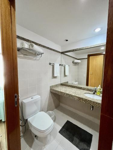 a bathroom with a toilet and a sink at Flat 315 - Comfort Hotel Taguatinga - Particular in Brasília