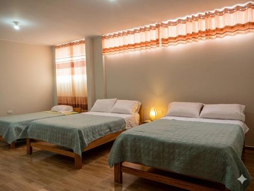 two beds sitting next to each other in a room at Casa Alojamiento Virreynal in San Ramón