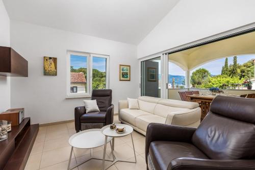 Fortuna Holiday House Steps from the beach